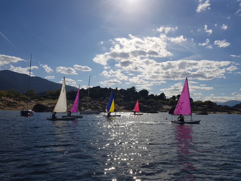 Alumnos del curso de iniciación a vela navegando en el embalse de Burguillo